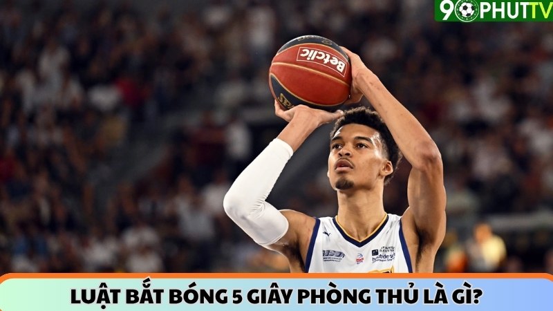 Luật bắt bóng 5 giây phòng thủ là gì?